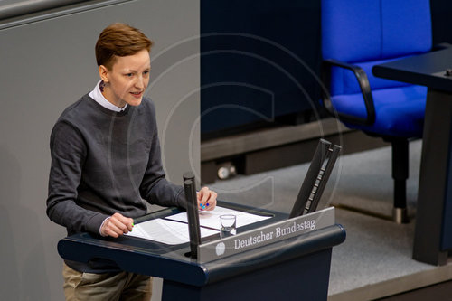 Rebecca Lenhard haelt Rede im Bundestag