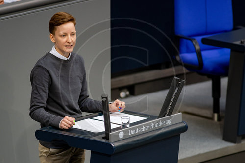 Rebecca Lenhard haelt Rede im Bundestag