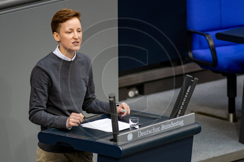 Rebecca Lenhard haelt Rede im Bundestag