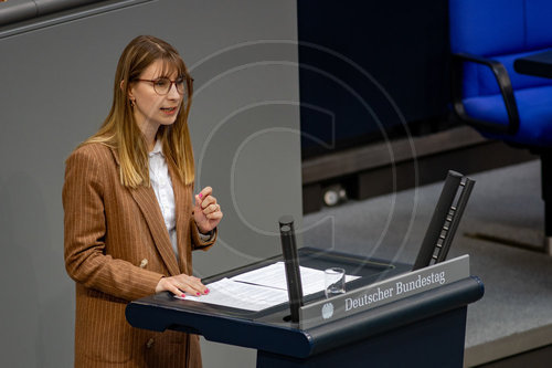 Jeanne Dillschneider haelt Rede im Bundestag