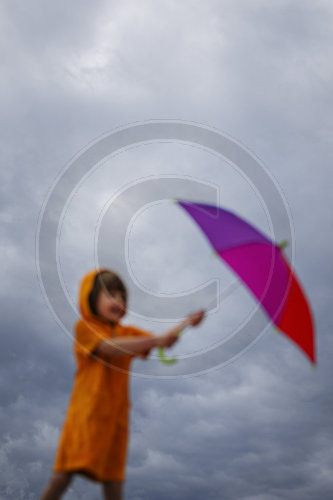 Regen und Kind mit Regenschirm