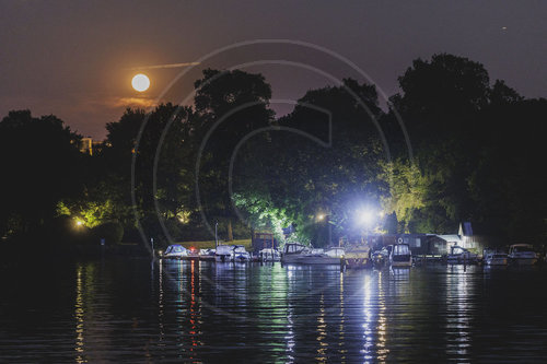 Erdbeermond