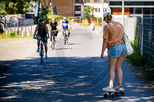 Skateboard im Schatten