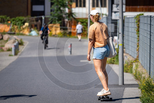 Skateboard im Schatten