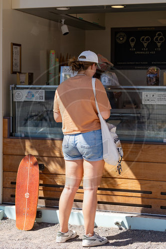 Eisdiele mit Skateboard