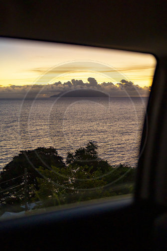 Blick aus dem Autofenster auf einen Sonnenuntergang
