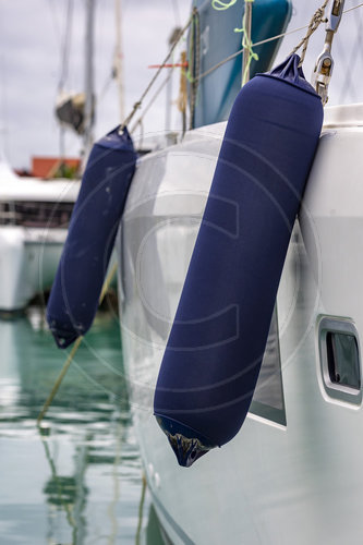 Fender an einem Segelboot