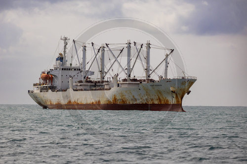Rostiges Frachtschiff