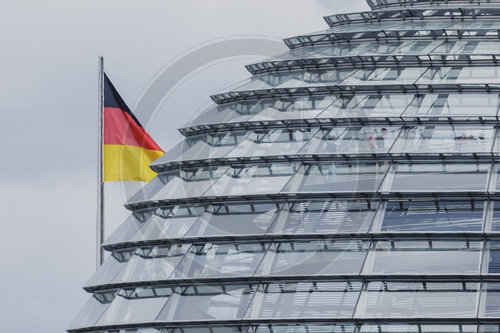 Deutsche Flagge auf dem Bundestag