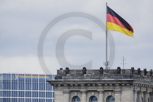 Deutsche Flagge auf dem Bundestag