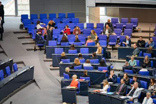 Die Linke zeigt Redner den Ruecken