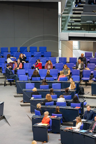 Die Linke zeigt Redner den Ruecken