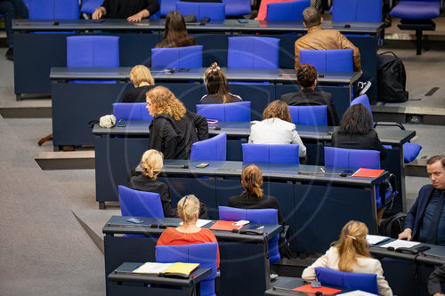 Die Linke zeigt Redner den Ruecken