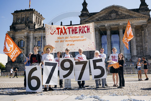 tax the rich Demo vor dem Bundestag
