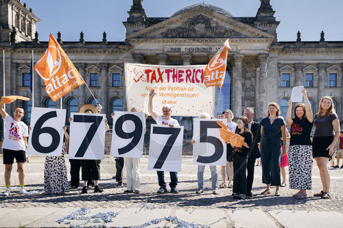 tax the rich Demo vor dem Bundestag