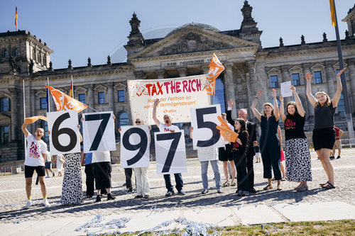 tax the rich Demo vor dem Bundestag