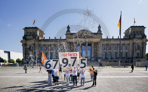 tax the rich Demo vor dem Bundestag