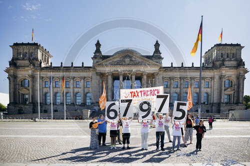 tax the rich Demo vor dem Bundestag