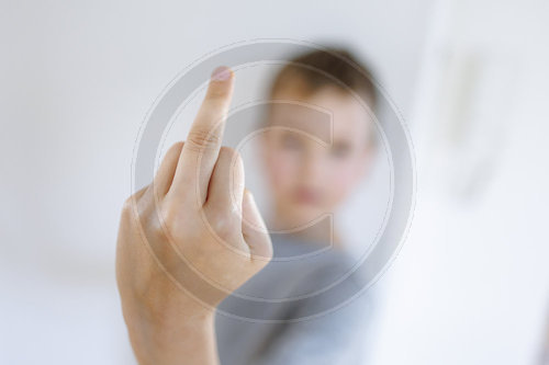 Mittelfinger zeigen