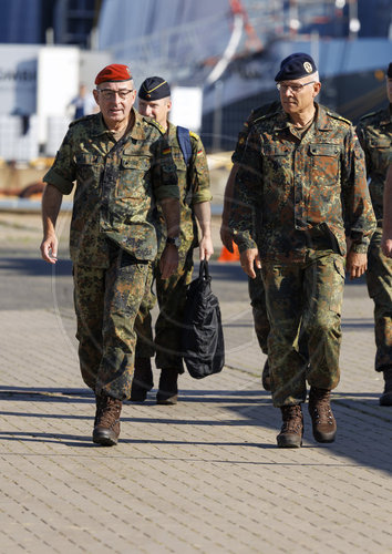 Generalinspekteur Breuer mit Vizeadmiral Kaack