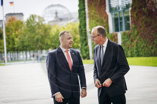 Friedrich Merz begrue‚àö√ºt Karol Nawrocki