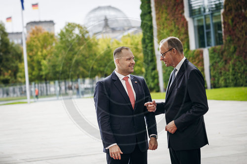 Friedrich Merz begrue‚àö√ºt Karol Nawrocki