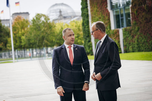 Friedrich Merz begrue‚àö√ºt Karol Nawrocki