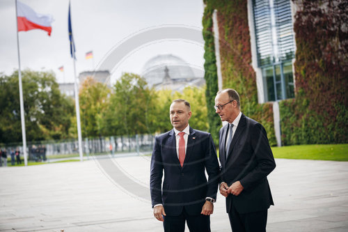 Friedrich Merz begrue‚àö√ºt Karol Nawrocki