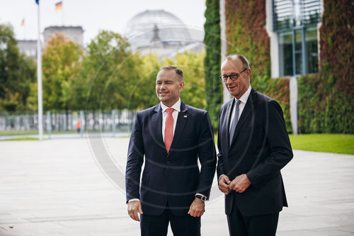 Friedrich Merz begrue‚àö√ºt Karol Nawrocki