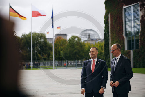 Friedrich Merz begrue‚àö√ºt Karol Nawrocki