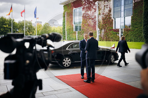 Friedrich Merz begrue‚àö√ºt Karol Nawrocki