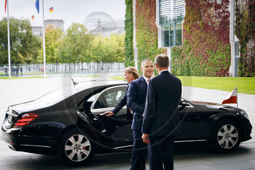 Friedrich Merz begrue‚àö√ºt Karol Nawrocki