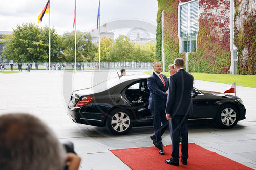 Friedrich Merz begrue‚àö√ºt Karol Nawrocki