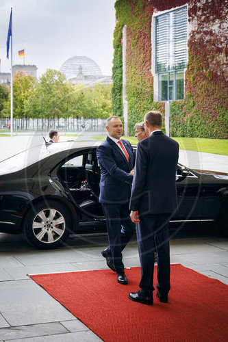 Friedrich Merz begrue‚àö√ºt Karol Nawrocki