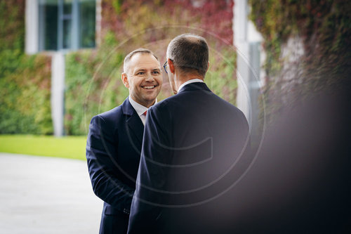 Friedrich Merz begrue‚àö√ºt Karol Nawrocki