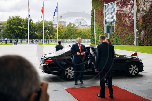 Friedrich Merz begrue‚àö√ºt Karol Nawrocki
