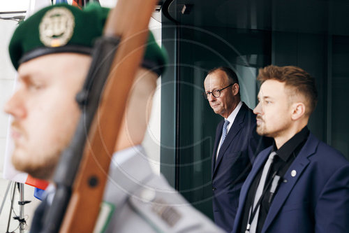 Friedrich Merz begrue‚àö√ºt Karol Nawrocki