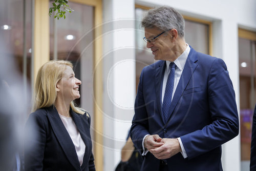 Evelyn Palla mit Verkehrsminister Schnieder