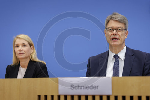Evelyn Palla mit Verkehrsminister Schnieder