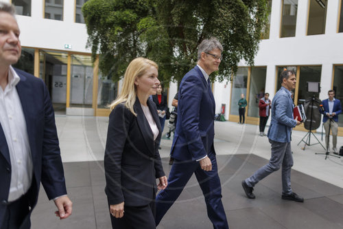 Evelyn Palla mit Verkehrsminister Schnieder