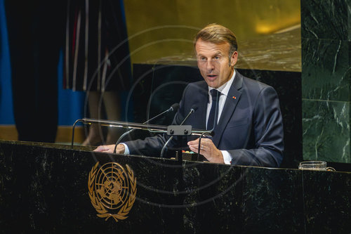 Emmanuel Macron haelt Eroeffnungsrede bei Zwei-Staaten-Konferenz