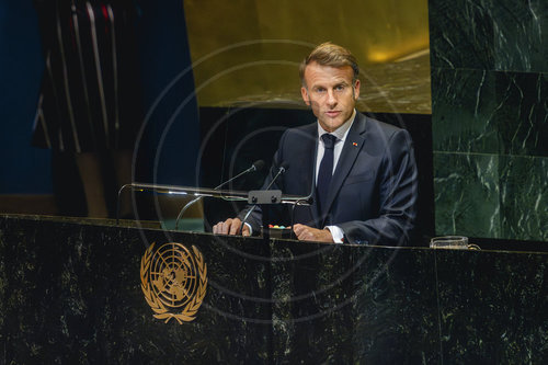 Emmanuel Macron haelt Eroeffnungsrede bei Zwei-Staaten-Konferenz