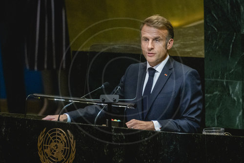 Emmanuel Macron haelt Eroeffnungsrede bei Zwei-Staaten-Konferenz