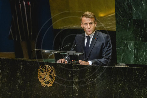 Emmanuel Macron haelt Eroeffnungsrede bei Zwei-Staaten-Konferenz