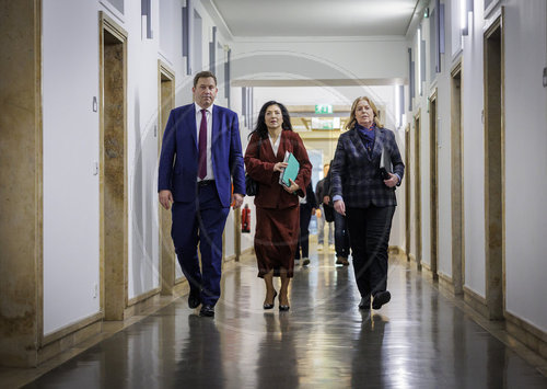 Stahlgipfel mit Betriebsraeten und Gewerkschaften