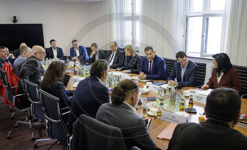 Stahlgipfel mit Betriebsraeten und Gewerkschaften