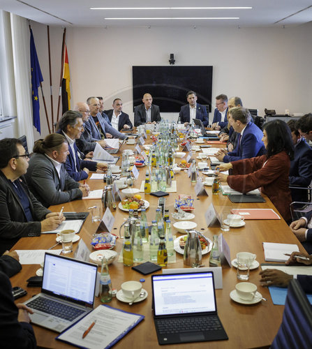 Stahlgipfel mit Betriebsraeten und Gewerkschaften