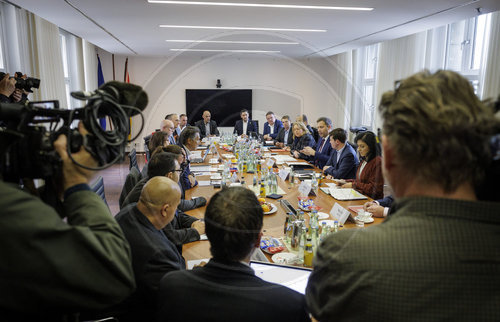 Stahlgipfel mit Betriebsraeten und Gewerkschaften