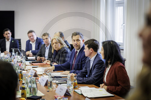 Stahlgipfel mit Betriebsraeten und Gewerkschaften