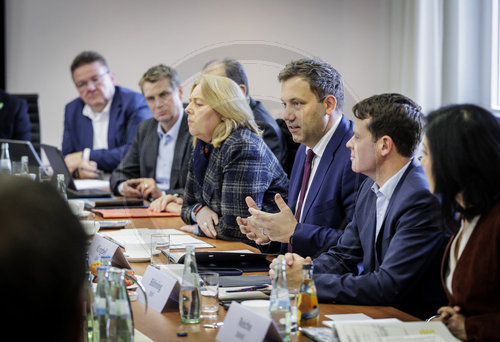 Stahlgipfel mit Betriebsraeten und Gewerkschaften